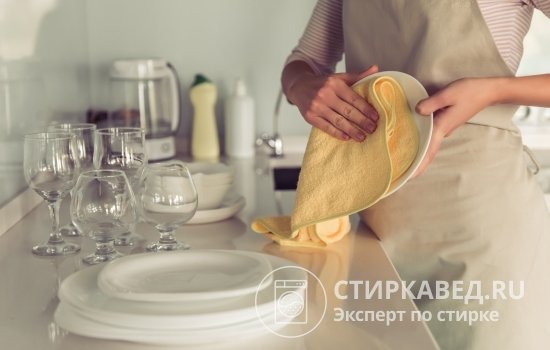 На первый взгляд, мыть посуду вручную дешевле и быстрее, чем в посудомойке, но это не так