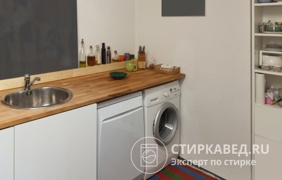 Часто агрегат устанавливают на кухне рядом с посудомоечной машиной и подключают их одновременно