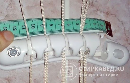 Пластиковая планка для фиксации шнуров не всегда может выдержать вес трубок с одеждой