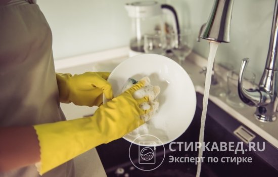 Множество домохозяек до сих пор предпочитают тратить свое время, отмывая посуду руками