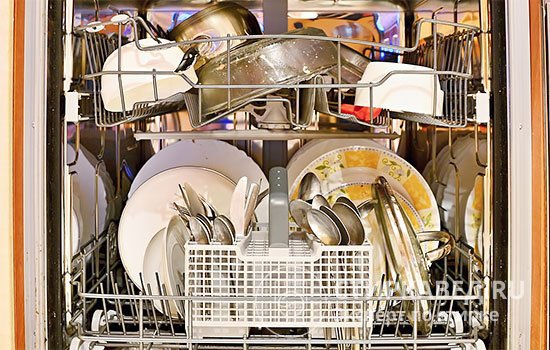 Если посуда уложена небрежно, никакая посудомойка не сможет ее нормально вымыть