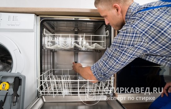 Встроенные посудомоечные машины считаются наиболее практичными и чаще других видов устанавливаются в квартирах
