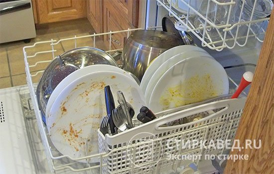 Если хозяйка не очистит посуду от засохшей пищи и не включит режим замачивания, полностью избавиться от грязи не удастся