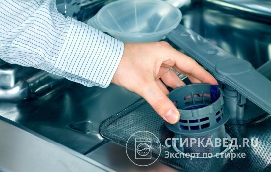 Закладывая в прибор посуду с большим количеством засохшей грязи, вы рискуете забить фильтр посудомоечной машины