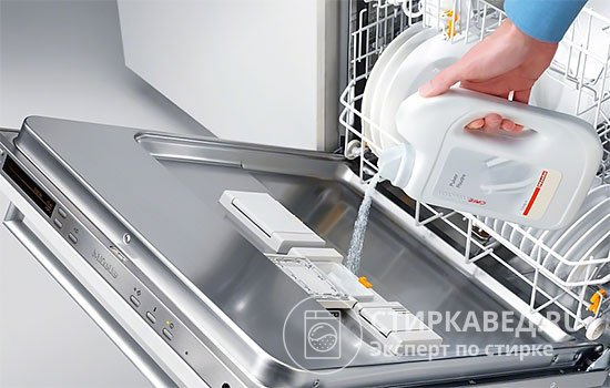Если используете бытовую химию, не предназначенную для посудомоек, это чревато плохим мытьем посуды или поломкой агрегата