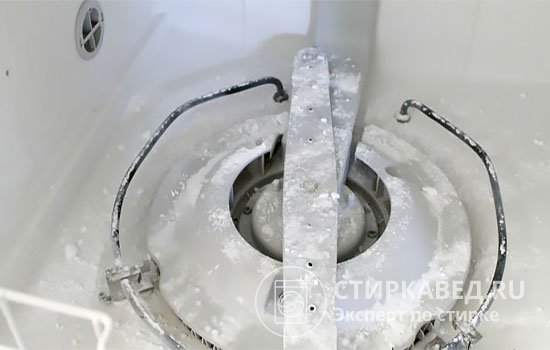 Жесткая вода образует накипь, которая является злейшим врагом стиральных и посудомоечных машин