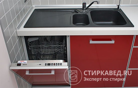Полностью встраиваемая узкая посудомоечная машина «Бош»