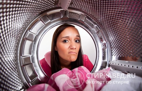 Если вовремя не принять меры по очищению стиральной машинки, посторонний запах будет распространяться на одежду