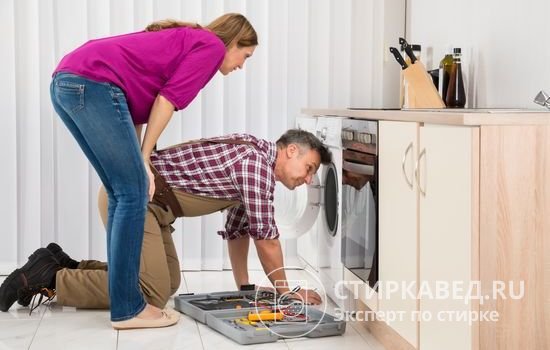 Сервисный мастер поможет выяснить, не пора ли почистить стиральную машину от накипи