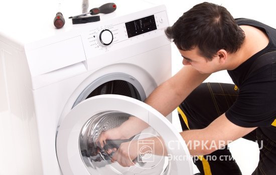 Чтобы проверить и/или заменить детали, стиральную машину нужно разобрать