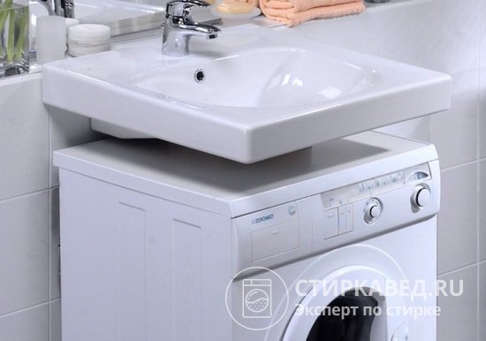 Установка стиральной машины под раковиной позволяет сэкономить пространство ванной комнаты