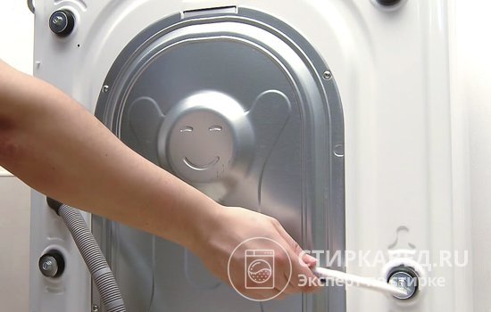 Прежде чем включать стиральную машину, нужно обязательно удалить транспортировочные болты