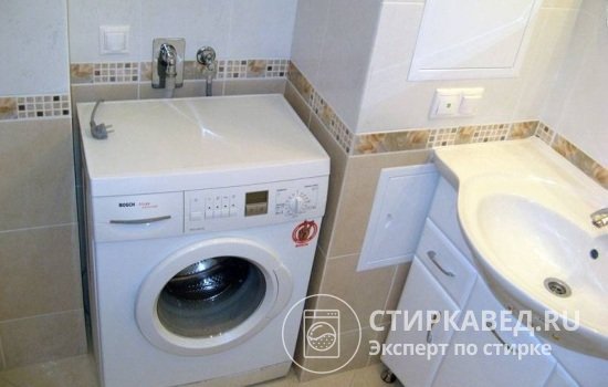Специальная ниша для стиральной машины позволяет рационально использовать пространство ванной