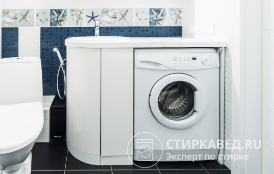 Узкую стиральную машину легко встроить под столешницу в ванной комнате