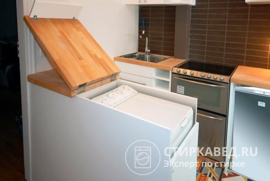 Чтобы «спрятать» в кухонный гарнитур агрегат с вертикальной загрузкой, понадобится откидная столешница