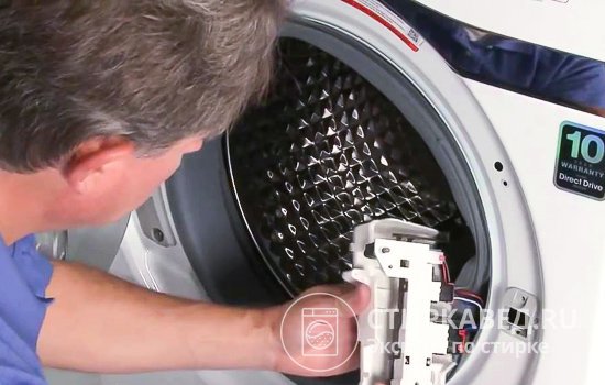 Ремонт замка дверцы стиральной машины лучше поручить профессионалам