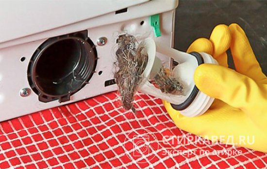 При проблемах со сливом воды нужно прочистить сливной фильтр стиральной машины