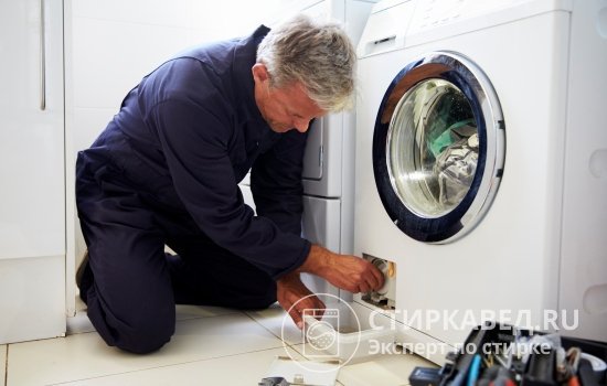 Прежде чем чинить сливную систему, необходимо вручную слить остатки воды из стиральной машины
