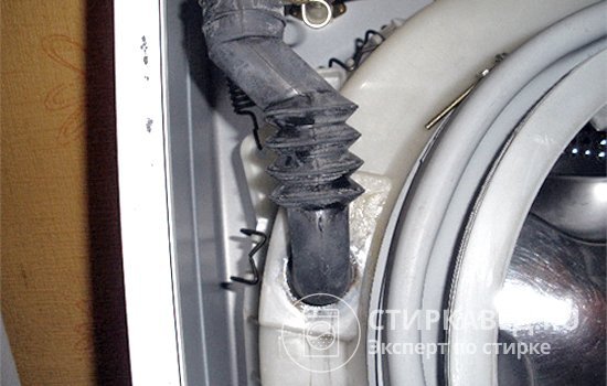 Место соединения заливного патрубка с баком в стиральной машине