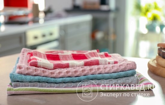 Для кухонных полотенец используют гигроскопические материалы с коротким ворсом: бамбук, лен и хлопок. Идеальным вариантом считают смесь хлопковых и льняных волокон
