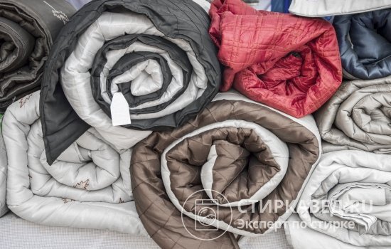 Промышленность выпускает одеяла в широкой цветовой гамме и с различными наполнителями; как ухаживать за ними, читайте в нашей статье