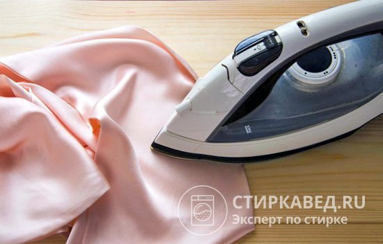 Гладить ткани из полиэстера нужно с большой осторожностью
