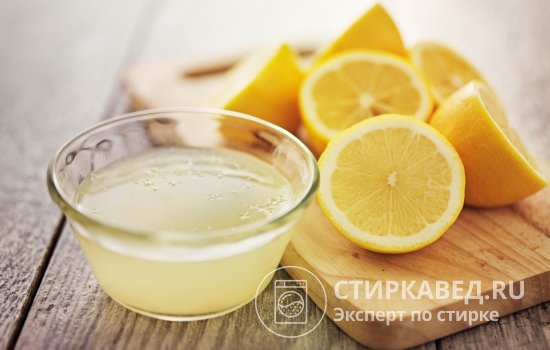 Сок лимона помогает убрать с подошвы пятна от ткани