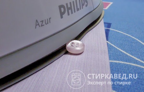 Тонкий выступ основания электроутюга Philips без труда гладит ткань под пуговицей